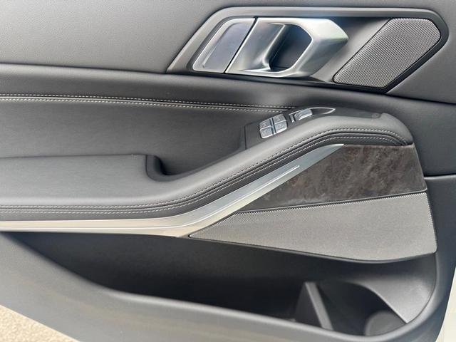 Photo of 2026 Alpine White BMW X7