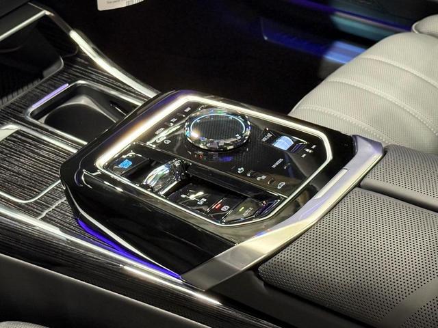 Photo of 2025 Black Sapphire Metallic BMW i7