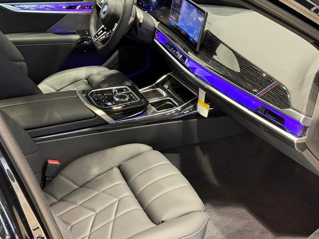 Photo of 2025 Black Sapphire Metallic BMW i7
