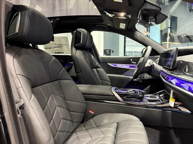 Photo of 2025 Black Sapphire Metallic BMW i7