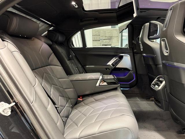 Photo of 2025 Black Sapphire Metallic BMW i7