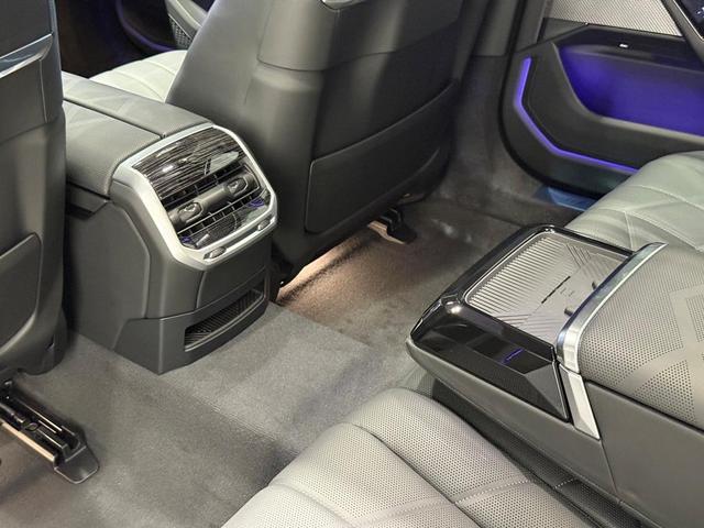 Photo of 2025 Black Sapphire Metallic BMW i7