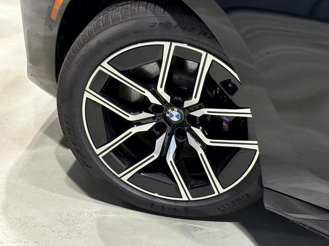 Photo of 2025 Black Sapphire Metallic BMW i7