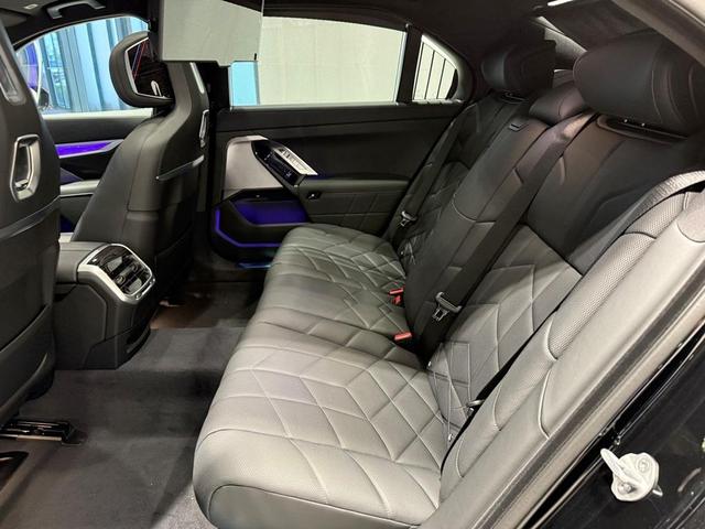 Photo of 2025 Black Sapphire Metallic BMW i7