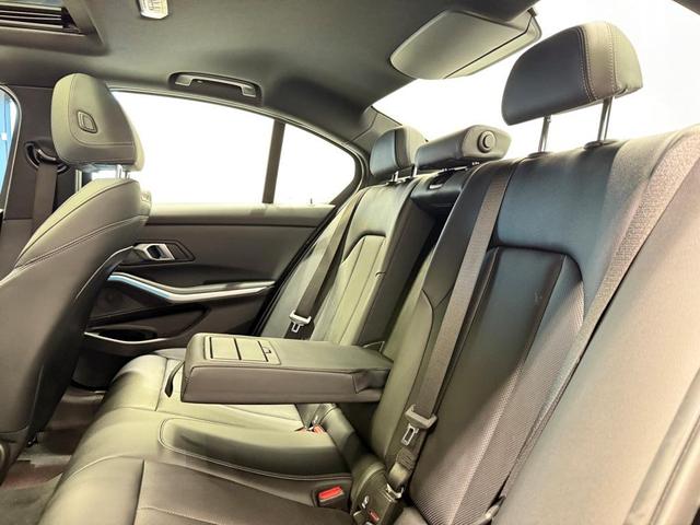 Photo of 2024 Black Sapphire Metallic BMW 330