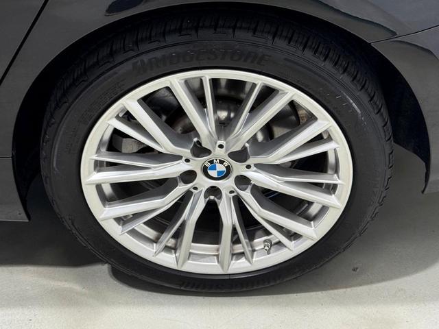 Photo of 2024 Black Sapphire Metallic BMW 330