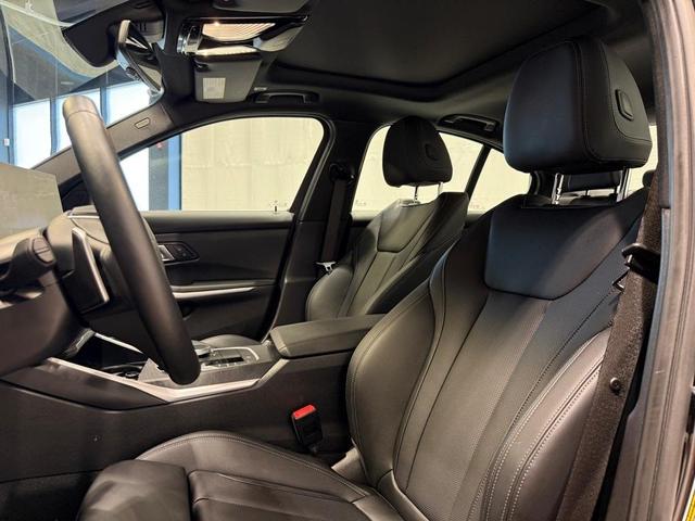 Photo of 2024 Black Sapphire Metallic BMW 330