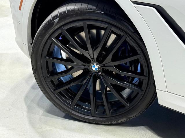 Photo of 2021 Mineral White Metallic BMW X6