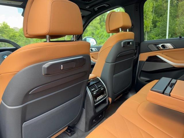 Photo of 2026 Mineral White Metallic BMW X5 PHEV