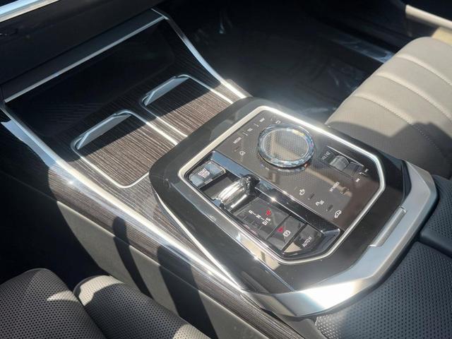 Photo of 2024 Aventurin Red Metallic BMW 760