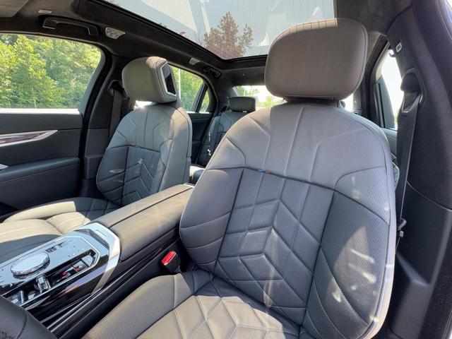 Photo of 2024 Aventurin Red Metallic BMW 760
