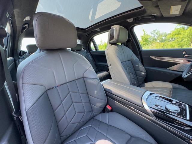 Photo of 2024 Aventurin Red Metallic BMW 760