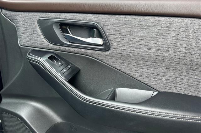 Photo of 2023 Super Black Nissan Rogue