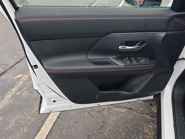 Photo of 2025 2t Wht Blk Roof Nissan Kicks