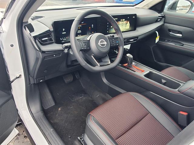 Photo of 2025 2t Wht Blk Roof Nissan Kicks