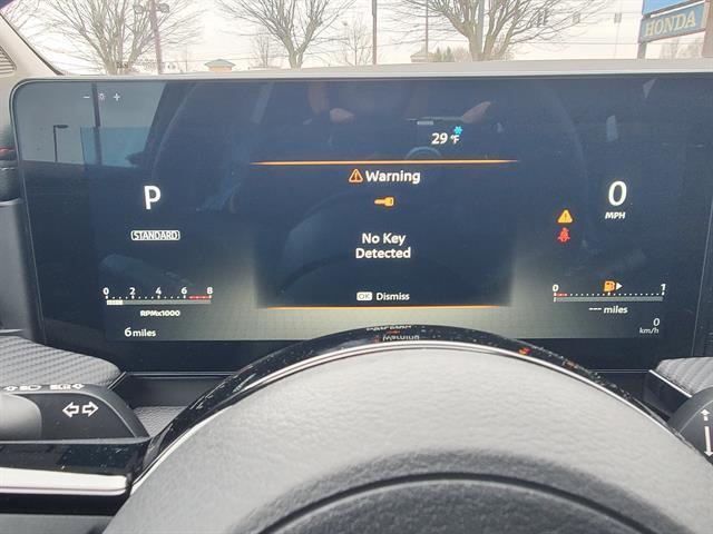 Photo of 2025 2t Wht Blk Roof Nissan Kicks