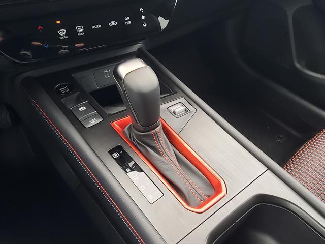 Photo of 2025 2t Wht Blk Roof Nissan Kicks