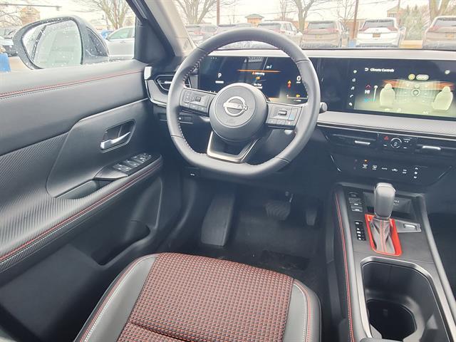 Photo of 2025 2t Wht Blk Roof Nissan Kicks