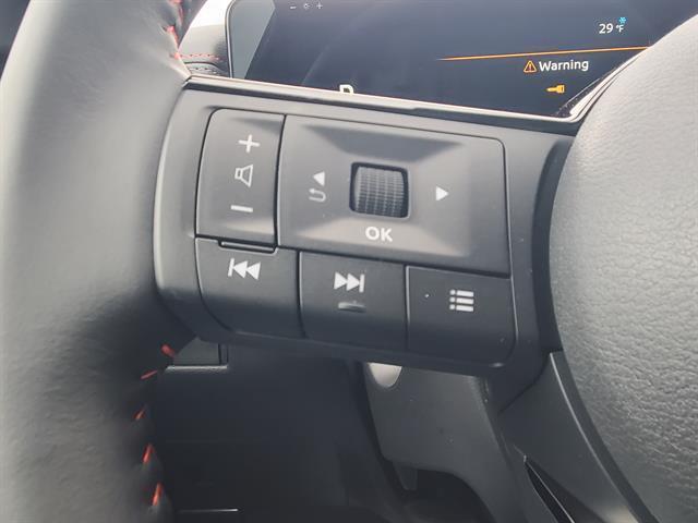 Photo of 2025 2t Wht Blk Roof Nissan Kicks