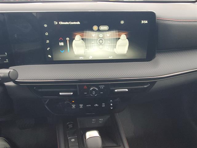 Photo of 2025 2t Wht Blk Roof Nissan Kicks