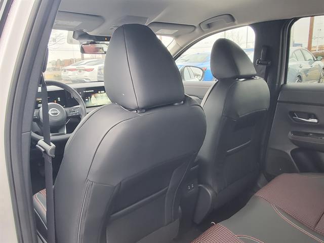Photo of 2025 2t Wht Blk Roof Nissan Kicks