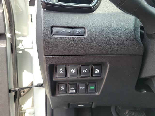 Photo of 2018 White Nissan Rogue