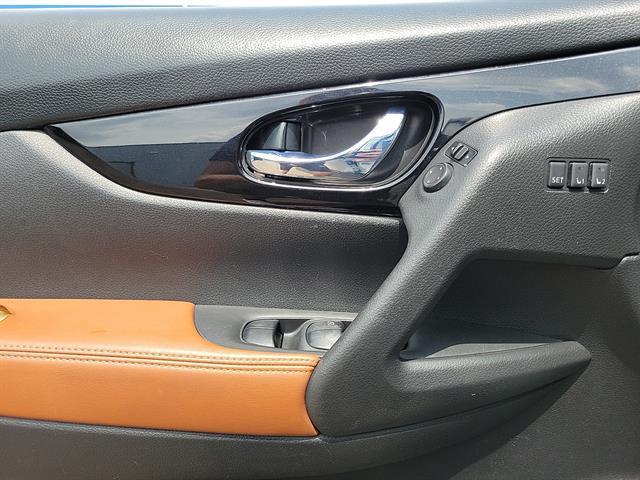 Photo of 2018 White Nissan Rogue