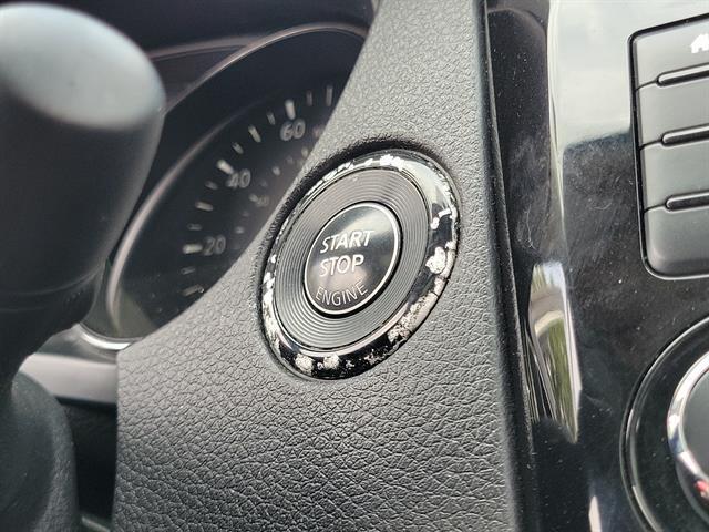 Photo of 2018 White Nissan Rogue