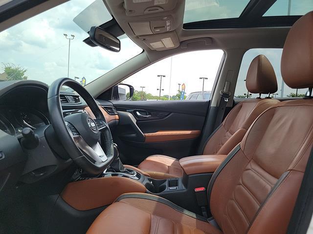 Photo of 2018 White Nissan Rogue