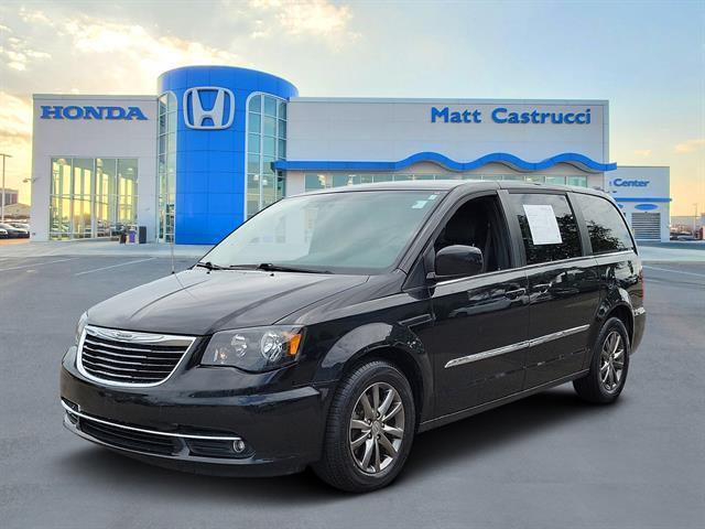 Photo of 2014 Brilliant Black Crystal Pearlcoat Chrysler Town & Country