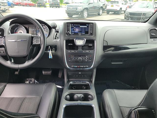 Photo of 2014 Brilliant Black Crystal Pearlcoat Chrysler Town & Country