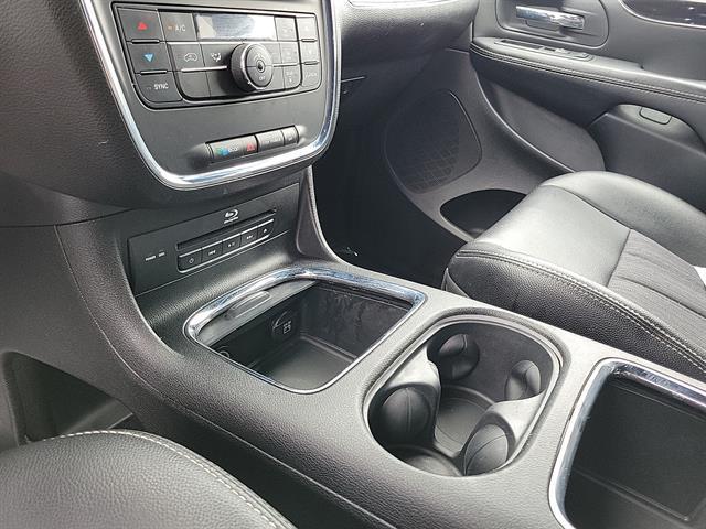 Photo of 2014 Brilliant Black Crystal Pearlcoat Chrysler Town & Country