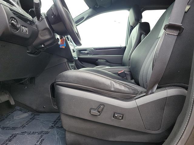 Photo of 2014 Brilliant Black Crystal Pearlcoat Chrysler Town & Country