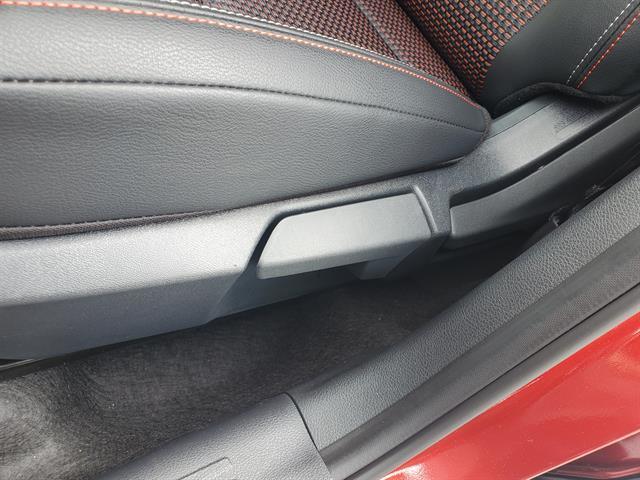 Photo of 2025 2t Red Blk Roof Nissan Kicks