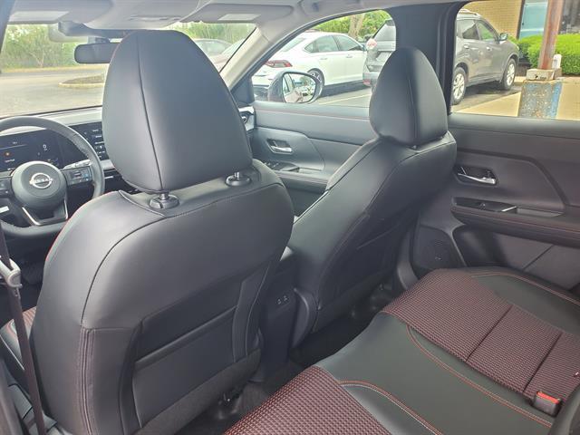 Photo of 2025 2t Red Blk Roof Nissan Kicks