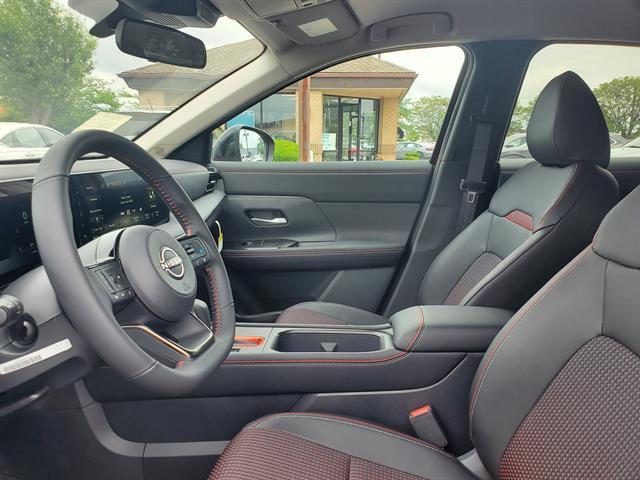 Photo of 2025 2t Red Blk Roof Nissan Kicks