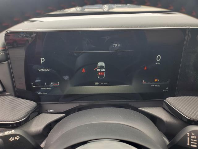 Photo of 2025 2t Red Blk Roof Nissan Kicks