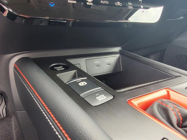 Photo of 2025 2t Red Blk Roof Nissan Kicks