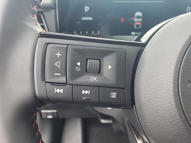 Photo of 2025 2t Red Blk Roof Nissan Kicks
