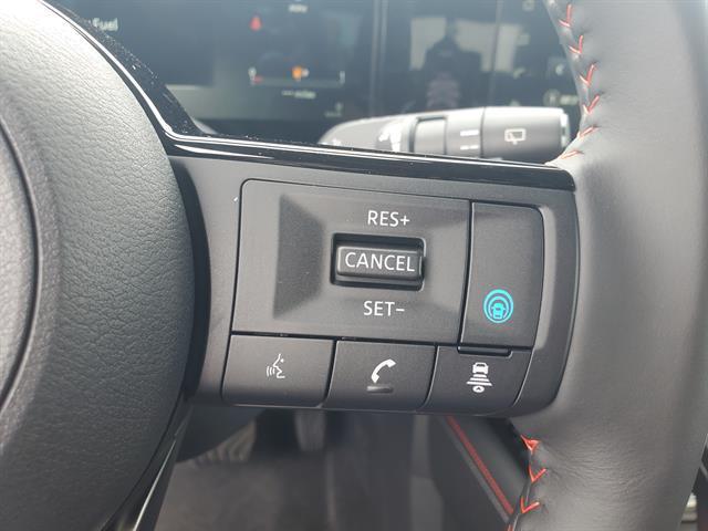 Photo of 2025 2t Red Blk Roof Nissan Kicks