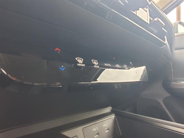 Photo of 2025 2t Red Blk Roof Nissan Kicks