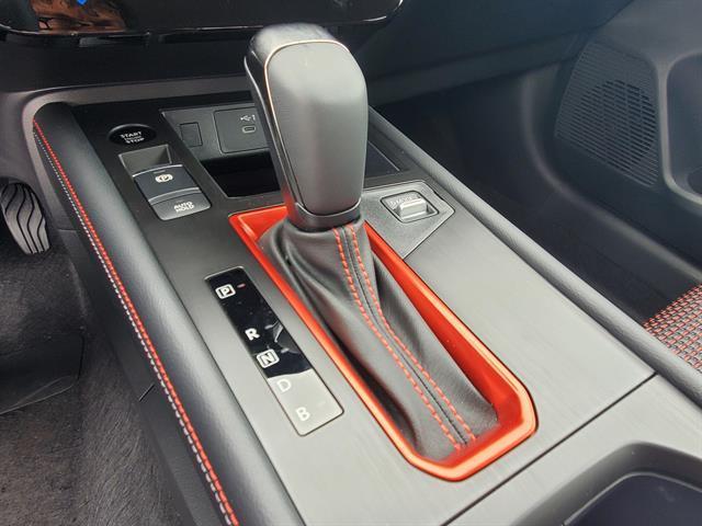 Photo of 2025 2t Red Blk Roof Nissan Kicks