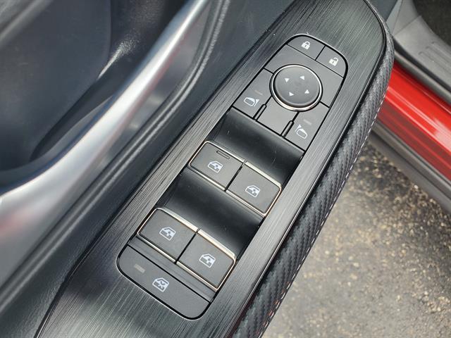 Photo of 2025 2t Red Blk Roof Nissan Kicks