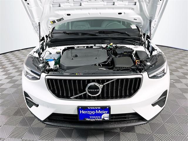 Photo of 2025 Crystal White Pearl Volvo XC40