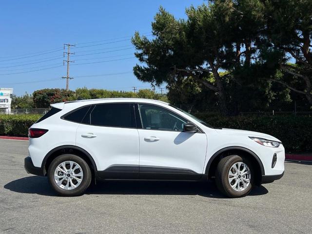 Photo of 2025 Oxford White Ford Escape