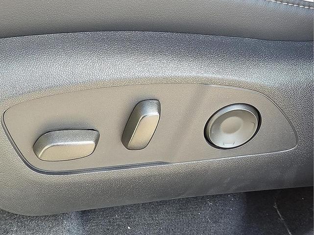 Photo of 2025 White Frost Tricoat Buick Enclave