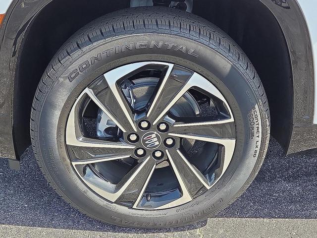 Photo of 2025 White Frost Tricoat Buick Enclave