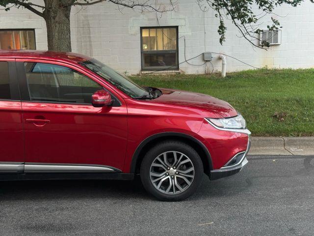 Photo of 2018 Red Mitsubishi Outlander