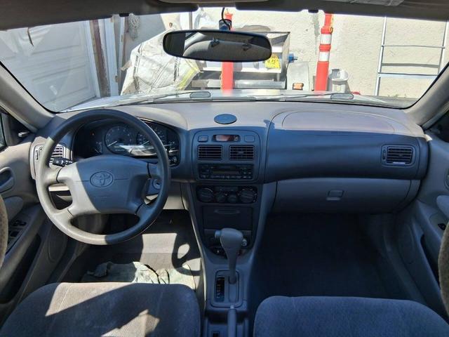Photo of 2001 Silver Toyota Corolla