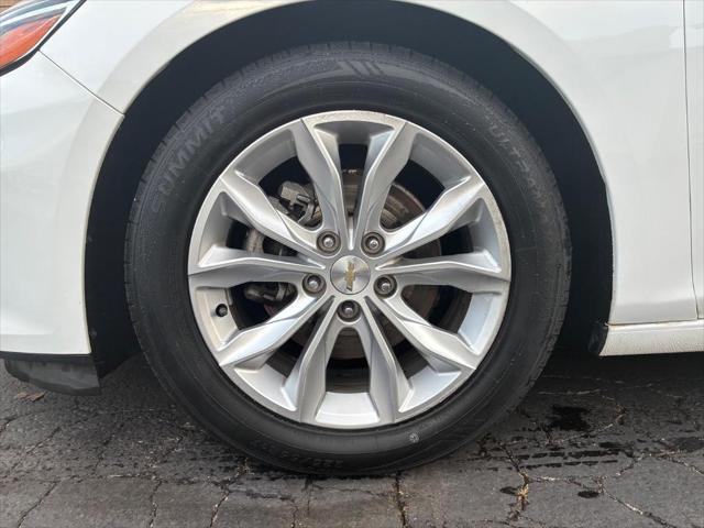 Photo of 2019 Summit White Chevrolet Malibu